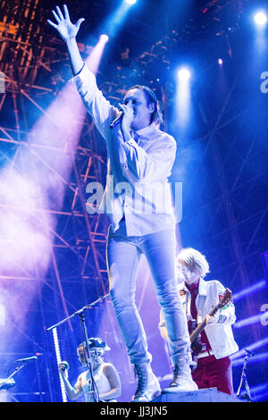 Milano, Italia. 17 Luglio, 2017. La Canadian indie-rock band Arcade Fire suona dal vivo sul palco dell ippodromo del galoppo per presentare il loro ultimo album "Tutto ora' Credit: Rodolfo Sassano/Alamy Live News Foto Stock