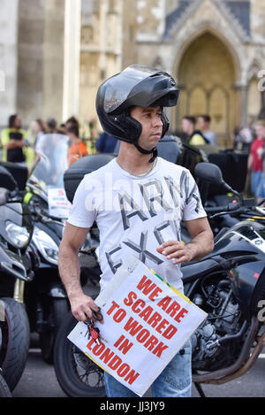 Londra, Regno Unito. 18 Luglio, 2017. Ciclomotore stadio di piloti di una protesta in piazza del Parlamento chiedendo che il governo agisca sul ciclomotore furti alla luce dei recenti attacchi di acido da assalitori equitazione ciclomotori rubati. Molti dei manifestanti lavorare per una rapida consegna del cibo aziende come UBER Deliveroo e. Credito: Stephen Chung/Alamy Live News Foto Stock