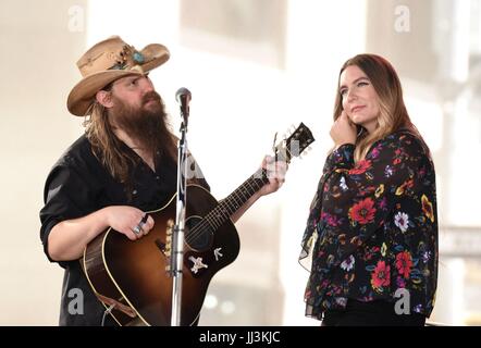 New York, NY, STATI UNITI D'AMERICA. 18 Luglio, 2017. Chris Stapleton, Morgane Stapleton sul palco per la NBC Today Show Concerto con Chris Stapleton, Rockefeller Plaza di New York, NY, 18 luglio 2017. Credito: Derek Storm/Everett raccolta/Alamy Live News Foto Stock