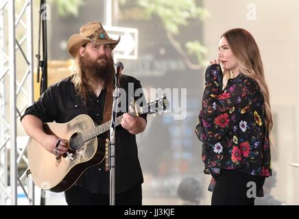 New York, NY, STATI UNITI D'AMERICA. 18 Luglio, 2017. Chris Stapleton, Morgane Stapleton sul palco per la NBC Today Show Concerto con Chris Stapleton, Rockefeller Plaza di New York, NY, 18 luglio 2017. Credito: Derek Storm/Everett raccolta/Alamy Live News Foto Stock