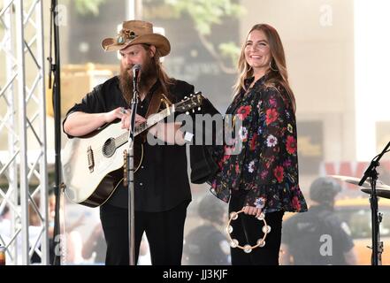 New York, NY, STATI UNITI D'AMERICA. 18 Luglio, 2017. Chris Stapleton, Morgane Stapleton sul palco per la NBC Today Show Concerto con Chris Stapleton, Rockefeller Plaza di New York, NY, 18 luglio 2017. Credito: Derek Storm/Everett raccolta/Alamy Live News Foto Stock