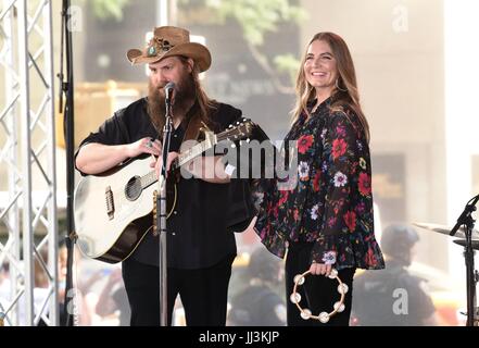 New York, NY, STATI UNITI D'AMERICA. 18 Luglio, 2017. Chris Stapleton, Morgane Stapleton sul palco per la NBC Today Show Concerto con Chris Stapleton, Rockefeller Plaza di New York, NY, 18 luglio 2017. Credito: Derek Storm/Everett raccolta/Alamy Live News Foto Stock