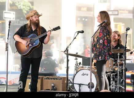 New York, NY, STATI UNITI D'AMERICA. 18 Luglio, 2017. Chris Stapleton, Morgane Stapleton sul palco per la NBC Today Show Concerto con Chris Stapleton, Rockefeller Plaza di New York, NY, 18 luglio 2017. Credito: Derek Storm/Everett raccolta/Alamy Live News Foto Stock