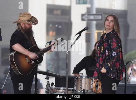 New York, NY, STATI UNITI D'AMERICA. 18 Luglio, 2017. Chris Stapleton, Morgane Stapleton sul palco per la NBC Today Show Concerto con Chris Stapleton, Rockefeller Plaza di New York, NY, 18 luglio 2017. Credito: Derek Storm/Everett raccolta/Alamy Live News Foto Stock