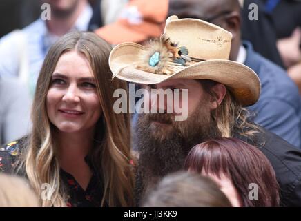 New York, NY, STATI UNITI D'AMERICA. 18 Luglio, 2017. Chris Stapleton, Morgane Stapleton sul palco per la NBC Today Show Concerto con Chris Stapleton, Rockefeller Plaza di New York, NY, 18 luglio 2017. Credito: Derek Storm/Everett raccolta/Alamy Live News Foto Stock