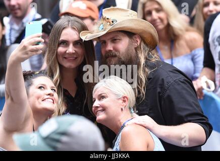 New York, NY, STATI UNITI D'AMERICA. 18 Luglio, 2017. Chris Stapleton, Morgane Stapleton sul palco per la NBC Today Show Concerto con Chris Stapleton, Rockefeller Plaza di New York, NY, 18 luglio 2017. Credito: Derek Storm/Everett raccolta/Alamy Live News Foto Stock