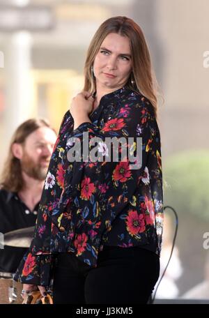 New York, NY, STATI UNITI D'AMERICA. 18 Luglio, 2017. Morgane Stapleton sul palco per la NBC Today Show Concerto con Chris Stapleton, Rockefeller Plaza di New York, NY, 18 luglio 2017. Credito: Derek Storm/Everett raccolta/Alamy Live News Foto Stock