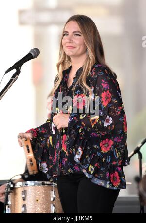 New York, NY, STATI UNITI D'AMERICA. 18 Luglio, 2017. Morgane Stapleton sul palco per la NBC Today Show Concerto con Chris Stapleton, Rockefeller Plaza di New York, NY, 18 luglio 2017. Credito: Derek Storm/Everett raccolta/Alamy Live News Foto Stock