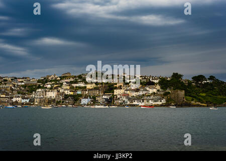 Fowey Harbour, UK. 18 lug 2017. Un fulmine & heavy rain storm è stato previsto per oggi nel Regno Unito. La Cornovaglia è stato il primo a vedere il suo emergere, tuoni e fulmini sono state intervallate con sporadici acquazzoni pesanti. Credito: James Pearce/Alamy Live News Foto Stock