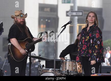 New York, NY, STATI UNITI D'AMERICA. 18 Luglio, 2017. Chris Stapleton, Morgane Stapleton sul palco per la NBC Today Show Concerto con Chris Stapleton, Rockefeller Plaza di New York, NY, 18 luglio 2017. Credito: Derek Storm/Everett raccolta/Alamy Live News Foto Stock