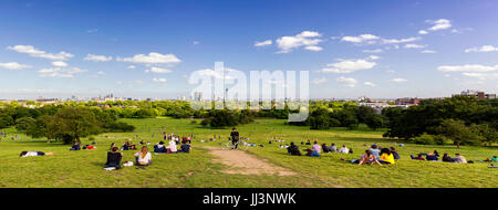 Extra grande vista panoramica sullo skyline di Londra da Primrose Hill. Panoramica di composito 3 immagini Foto Stock