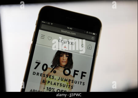 Sito web Boohoo.com visto su un schermo di iphone Foto Stock