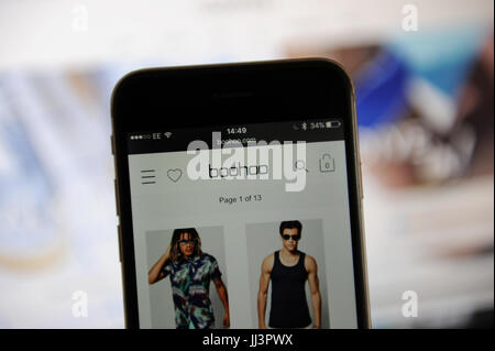 Sito web Boohoo.com visto su un schermo di iphone Foto Stock