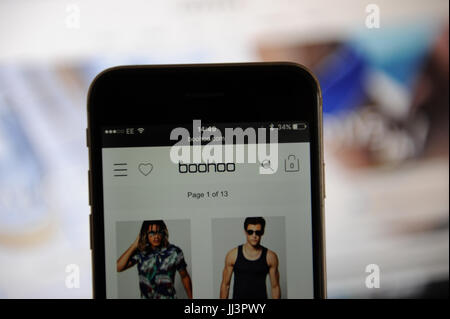 Sito web Boohoo.com visto su un schermo di iphone Foto Stock