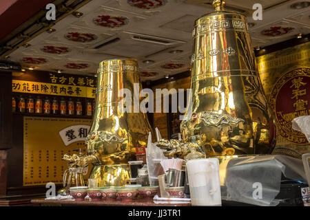 MALAYSIA, KUALA LUMPUR, Ott 03 2015, grande golden decoratuve Samovar per preparare la bevanda a base di erbe - alleviare la bevanda per eliminare la tossicità. Foto Stock