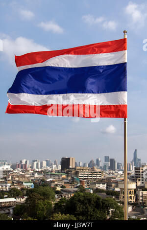 Bandiera nazionale tailandese sventolare nel vento su sfondo blu. La bandiera del Regno di Thailandia è volare nel cielo. Foto Stock