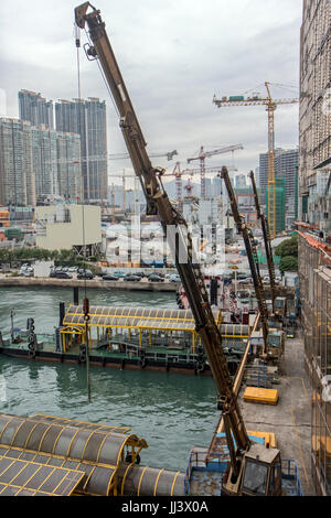 La gru al porto di Hong Kong Foto Stock