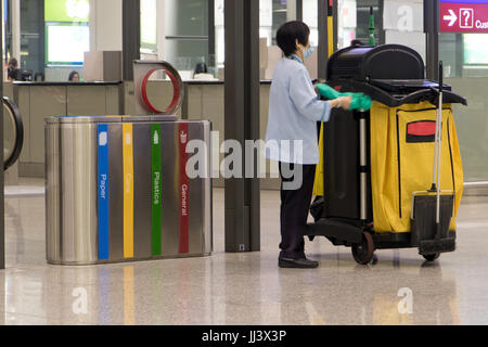 Il personale di pulizia al Terminal aeroporto hall Foto Stock