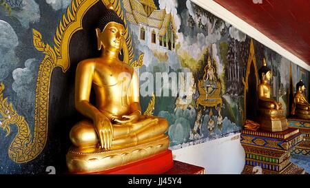Immagine del Buddha statue con pittura murale di sfondo sul dietro al Wat Phratrat Doi Suthep, tempio thailandese di Chiang Mai, Thailandia. Foto Stock