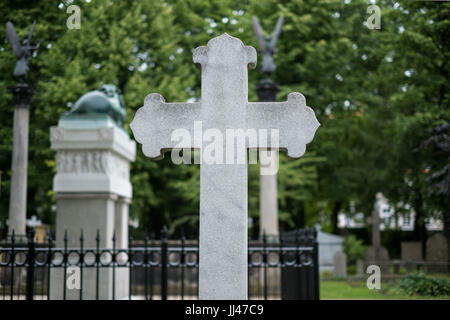 Croce di pietra sulle lapidi del cimitero cimitero / Foto Stock