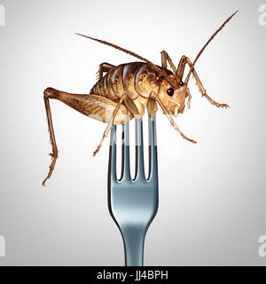 Mangia insetti e per mangiare i bug come cucina esotica e alternativa proteina alta nutrition food come una forca in un insetto di cricket come un simbolo. Foto Stock