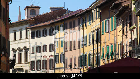 Vecchio, grunge edifici in linea giù per la strada di Pisa, Italia Foto Stock