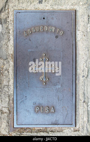 Botola di ferro per acqua linea di tubo o di fognature in Pisa, Italia Foto Stock