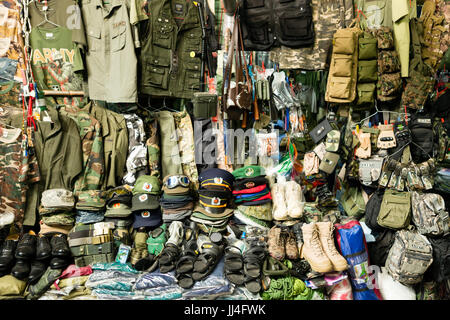 Dan Senh noto sul mercato come la guerra eccedenze di mercato si trova nella città di Ho Chi Minh, Vietnam ed è noto per la guerra del Vietnam eccedenze di militaria e cimeli. Foto Stock