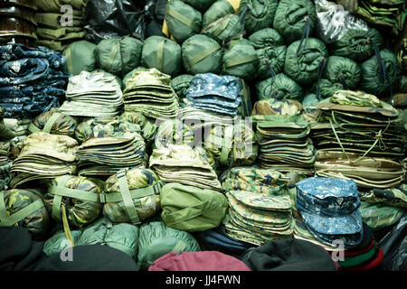 Dan Senh noto sul mercato come la guerra eccedenze di mercato si trova nella città di Ho Chi Minh, Vietnam ed è noto per la guerra del Vietnam eccedenze di militaria e cimeli. Foto Stock