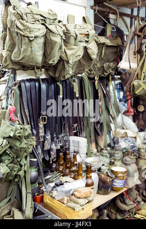 Dan Senh noto sul mercato come la guerra eccedenze di mercato si trova nella città di Ho Chi Minh, Vietnam ed è noto per la guerra del Vietnam eccedenze di militaria e cimeli. Foto Stock