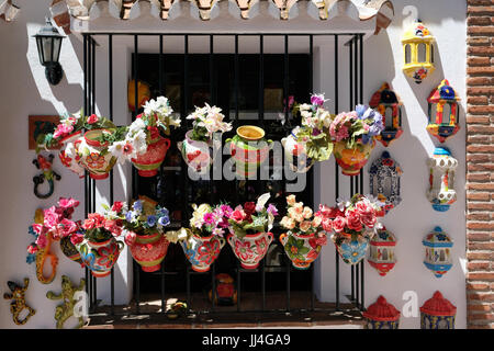 MIJAS, Andalusia/Spagna - 3 Luglio : vasi colorati in vendita in Mijas Andalucia Spagna il 3 Luglio 2017 Foto Stock