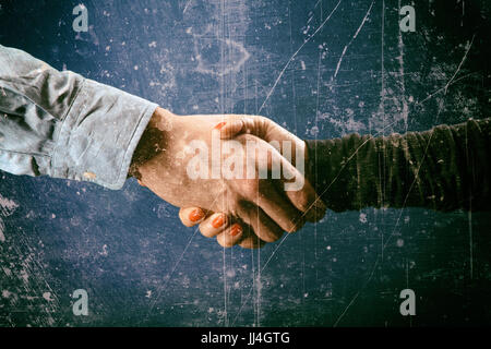 Stile grunge handshake di imprenditore e imprenditrice Foto Stock