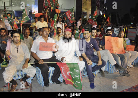 Lahore, Pakistan. 17 Luglio, 2017. Sostenitori politici del partito di opposizione del Pakistan Tehreek-e-Insaf (PTI) stadio una protesta holding placards chant slogan durante una manifestazione contro il primo ministro del Pakistan Muhammad Nawaz Sharif a Lahore sulla luglio 17, 2017. Credito: Rana Sajid Hussain/Pacific Press Agency/Alamy Live News Foto Stock