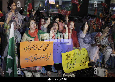 Lahore, Pakistan. 17 Luglio, 2017. Sostenitori politici del partito di opposizione del Pakistan Tehreek-e-Insaf (PTI) stadio una protesta holding placards chant slogan durante una manifestazione contro il primo ministro del Pakistan Muhammad Nawaz Sharif a Lahore sulla luglio 17, 2017. Credito: Rana Sajid Hussain/Pacific Press Agency/Alamy Live News Foto Stock