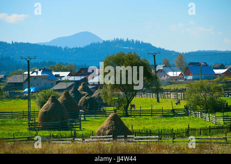 Vista del tipico villaggio rumeno nella giornata di sole. La Romania Foto Stock