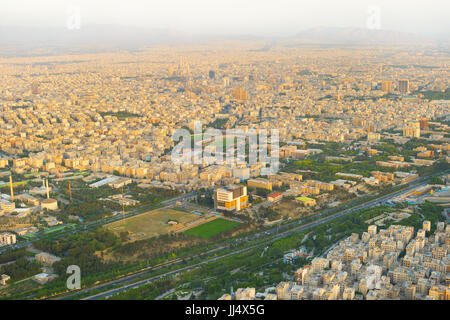 Vista aerea di Tehran al tramonto, Iran Foto Stock