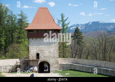 La torre principale e ingresso alla Fortezza Rasnov, Transilvania, Romania Foto Stock