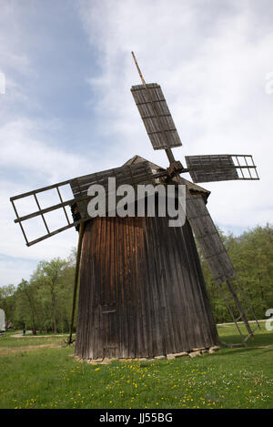 Tradizionale in legno mulino a vento presso Astra Museo Folcloristico di civiltà tradizionali, Dumbrava, Romania Foto Stock