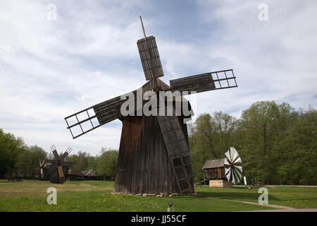 Tradizionale in legno mulino a vento presso Astra Museo Folcloristico di civiltà tradizionali, Dumbrava, Romania Foto Stock