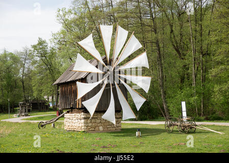 Tradizionale mulino a vento presso Astra Museo Folcloristico di civiltà tradizionali, Dumbrava, Romania Foto Stock