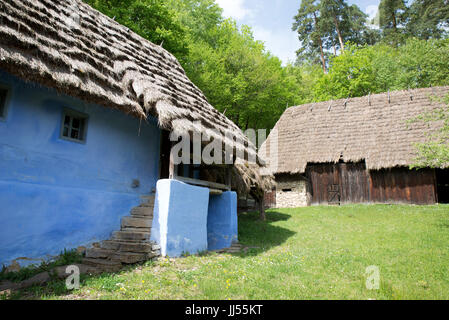 Case tradizionali presso Astra Museo Folcloristico di civiltà tradizionali, Dumbrava, Romania Foto Stock