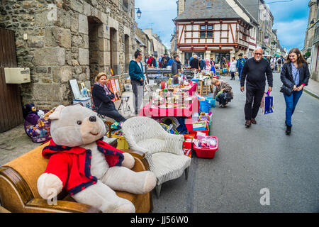 Francia, Bretagna, antiquariato fiera di strada nel paese bretone città di Lanvollon Foto Stock