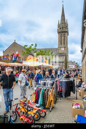 Francia, Bretagna, antiquariato Street Fair e il mercato delle pulci nel paese bretone città di Lanvollon Foto Stock