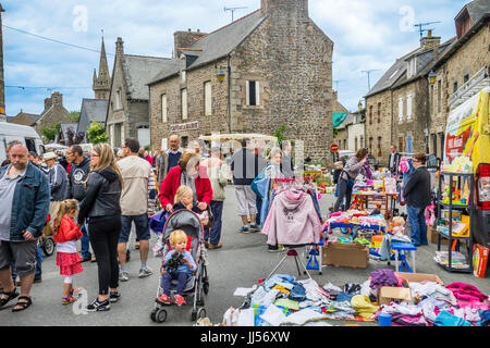 Francia, Bretagna, antiquariato Street Fair e il mercato delle pulci nel paese bretone città di Lanvollon Foto Stock