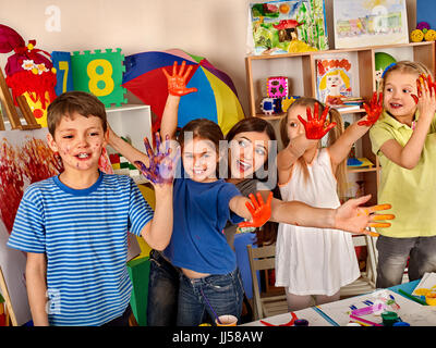 Piccola ragazza studenti dito pittura alla scuola d'arte di classe. Foto Stock