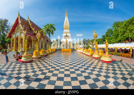 Che Phnom, Tailandia - 12 dicembre 2016: ultra wide angle view in quel di Phnom tempio buddista con adoratori. Ottica geometrica. Foto Stock