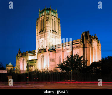 La cattedrale di Liverpool, Hope Street, Liverpool, illuminata di notte. Foto Stock