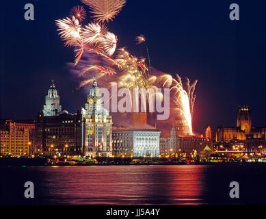 Spettacolo pirotecnico sul Pier Head Liverpool, di notte, che mostra la cattedrale di Liverpool Foto Stock