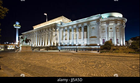 St George's Hall, Liverpool, illuminazione notturna, con St John's Faro a sinistra. Foto Stock