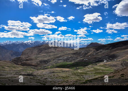 Magnifico paesaggio di Spiti. Il piccolo villaggio mostrata in questa fotografia è il villaggio Hikkim, avente la più alta del mondo post office. Foto Stock